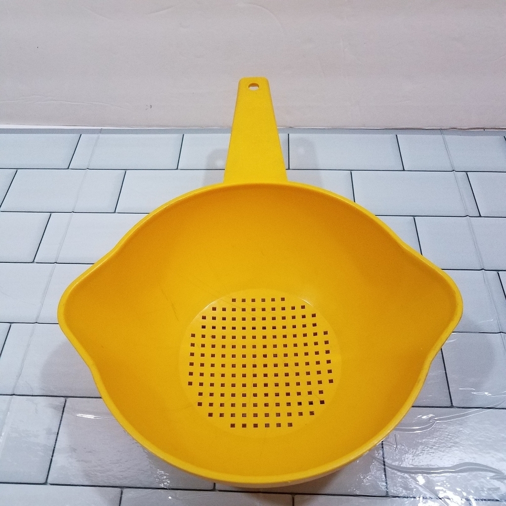Tupperware Colander - Picture 8 of 11